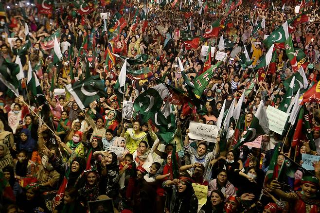 파키스탄 남부 카라치에서 지난달 10일(현지 시각) 임란 칸 파키스탄 전 총리 지지자들이 거리로 뛰쳐나와 총리 불신임안 가결에 항의하는 대규모 시위를 벌이고 있다. 칸은 이날 의회 불신임 투표에서 342명의 하원의원 중 과반인 174명이 찬성해 총리직에서 물러났다.
