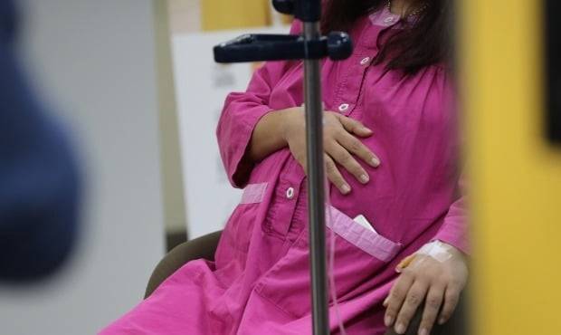 분만 중인 여성에게 옥시토신(oxytocin)을 장시간 투여하면 분만 전후와 분만 중 출혈 발생 위험이 커진다는 연구 결과가 나왔다. 사진은 기사와 무관함. /사진=연합뉴스