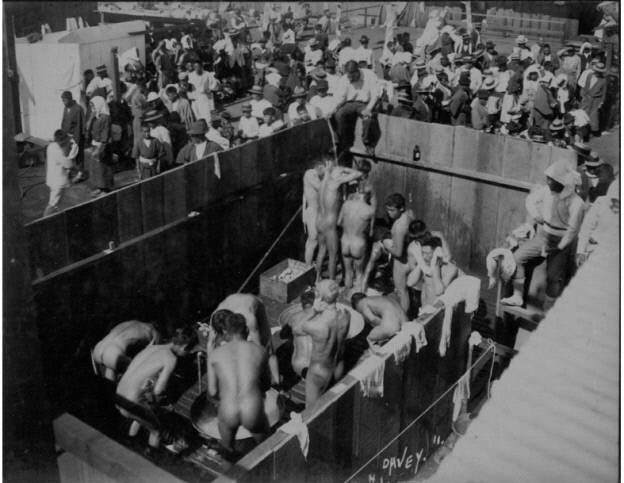 1900년 미국 하와이에서 선페스트가 확산하자 공공장소에 아시아인을 소집해 훈증 소독을 시키는 모습. 후마니타스 제공