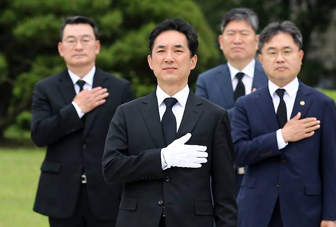 박민식 신임 국가보훈처장(왼쪽에서 두 번째)이 13일 국립대전현충원을 찾아 국기에 대한 경례를 하고 있다. 연합뉴스