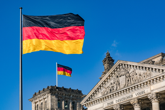 영국 언론인 존 캠프너는 ‘독일은 왜 잘하는가’에서 오늘날 독일이 성숙하고 부강한 나라가 된 비결로 과거사에 대한 철저한 반성, 공동체를 중시하는 문화 등을 꼽는다.  게티이미지뱅크