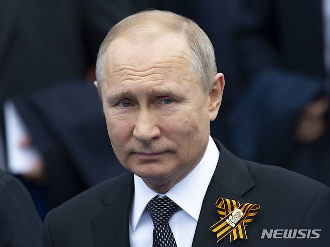 [모스크바(러시아)=AP/뉴시스] 블라디미르 푸틴 러시아 대통령이 지난 2019년 5월9일(현지시간) 수도 모스크바 붉은 광장에서 열린 열병식에 도착하고 있다. 2022.05.09.