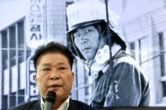 다큐멘터리 영화를 통해 ‘김군’으로 알려졌던 차복환씨가 12일 5·18민주화운동진상규명조사위원회 대국민 보고회에 참석해 자신의 사진 앞에서 발언하고 있다.연합뉴스