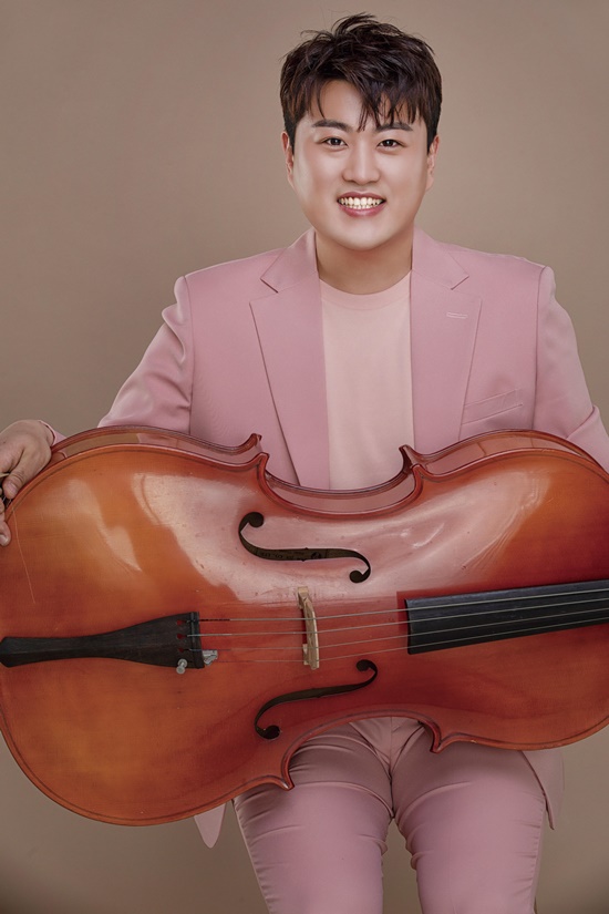 Singer Kim Ho-joong will start the All States Tour solo concert starting in September.As a result of the 13th coverage, Kim Ho-joong will hold an All States Tour solo concert starting from September 30th to 3rd at the Seoul Olympic Gymnastics Stadium.Especially, October 2, the last day of the Seoul performance, is Kim Ho-joongs birthday, which adds special meaning.Kim Ho-joong, who returns to his fans after the cancellation of the call in June, is concentrating public attention on the tenth day of the second half of this year.He plans to announce his new song My Voice on the day of the cancellation and to express his gratitude to the fans who have waited for a long time.Kim Ho-joong also visited Italy in July and predicted the work of popper singer Andrea Bocelli and is raising expectations for the 10-day trip between Korea and abroad.Here, all states tour starting in September will provide a high-quality stage through the exclusive concert, and it will be added to the impression by sharing deep sympathy with the fans.The schedule will be released later after the Seoul performance.On the other hand, Kim Ho-joong, who is loved by many people from TV Chosun Mr. Trott, is considered to be the first to be broadcasted through excellent music skills, extraordinary talent and artistic sense.He is currently serving as a social worker and is scheduled to be canceled on June 9th day.Photo-Thinking Entertainment
