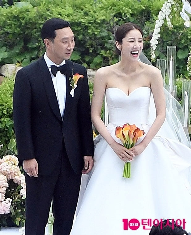 Gong Hyo-jin and Jung Ryeo-won, who were accredited to be close friends with Son Dam-bi on TV, did not show up at the marriage ceremony.In the marriage ceremony of Hyun Bin, Son Ye-jin, Gong Hyo-jin, who received a bouquet and informed the devotion with singer-songwriter Kevin Oh.But Son Dam-bis bouquet went to model and actor Kang Seung-hyeun, not Gong Hyo-jin.On the 13th, Son Dam-bi held an outdoor marriage ceremony at Lee Kyou-hyuk, a five-year-old speed skating former national team, and Grand Hyatt Hotel in Hannam-dong, Yongsan-gu, Seoul.On the day of the ceremony, many colleagues stepped in, as the limit of the number of passengers was lifted due to the release of distance.Park Na-rae, Gian 84 and his best friend Lim Soo-hyang, who made a connection through MBC entertainment I live alone from Soy Hyun and In-kyo Jin, the same agency family members, visited the ceremony.But I couldnt find the images of Gong Hyo-jin and Jung Ryo-won, who boasted a thick friendship, including inviting them to their home in 2020 to have a birthday party.Some media reported that Gong Hyo-jin attended, but this is not true.Son Dam-bis agency said, We confirmed to the security team that Gong Hyo-jin was not able to come to the marriage ceremony.Son Dam-bi, Gong Hyo-jin and Jung Ryo-won have emphasized that they are best friends through SNS.I did not forget to celebrate each others birthday as well as to reveal the appearance of gathering together in Chuseok.In an underwear pictorial interview launched by Son Dam-bi in May 2021, he also expressed his affection for Gong Hyo-jin and Jung Ryo-won are watching with interesting eyes.However, their best friends move disappeared after Son Dam-bis True Memoirs of an International Assassin Fisheries Scandal that broke out last August.At the time, the Daekyung Ilbo reported that True Memoirs of an International Assassin fisherman Kim approached Son Dam-bi in 2019 and was in favor of providing luxury goods and Porsche vehicles, and Son Dam-bi paid back up to 50 million won borrowed from Jung Ryo-won instead.Jung Ryeo-won was introduced to Son Dam-bi and received a BMW mini coupe car.However, Son Dam-bi and Jung Ryeo-wons agency strongly refuted this and drew a line.Son Dam-bi returned all the gifts and cash, and Jung Ryeo-won also disclosed the deposit statement, saying that he did not receive the car but bought it.As a result, the relationship between True Memoirs of an International Assassin and Son Dam-bi and Jung Ryo-won was thus concluded, but the relationship between the two did not seem to be finished.Since then, Son Dam-bi has started his devotion with Lee Kyou-hyuk, who had a relationship with Kiss and Cry 10 years ago and had a year of friendship. SNS has been handed over to Lee Kyou-hyuk instead of Jung Ryo-won and Gong Hyo-jin.Jung Ryeo-won and Gong Hyo-jin also did not mention any of the Son Dam-bi.In this situation, the marriage-style Boycott of Gong Hyo-jin and Jung Ryo-won proved that their relationship was not as good as it was before.Above all, Gong Hyo-jin started his public devotion with Kevin O, 10 years old after receiving a bouquet at the Hyon Bin and Son Ye-jin marriage ceremony in March, so he was wondering whether he would even attend the marriage ceremony of Son Dam-bi.Son Dam-bis bouquet was received by Kang Seung-hyeun.Kang Seung-hyun dismissed the suspicion about marriage, saying, Booke is not a friend to marriage, but it also means that people who I value are happy and want to be happy.Son Dam-bi, who finished the marriage ceremony with a bright smile on the act of his best friends.Recently, SBS Sangmyonmong 2 - You are my destiny joined as a new couple and revealed the appearance of a marriage together, and Lee Kyou-hyuk, who became a lifelong best friend and companion, is attracting attention.