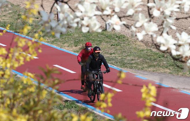 대전 유구 갑천 천변공원에서 시민들이 봄 나들이를 즐기고 있다.  © News1 김기태 기자