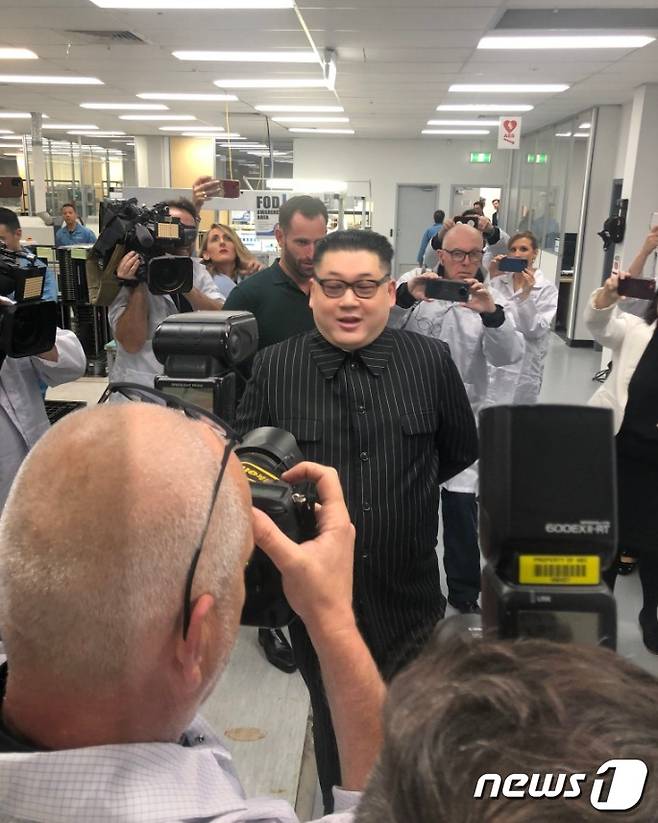 호주 총선 선거 유세 현장에 김정은 대역이 나타나 모두를 놀라게 했다.(트위터 갈무리)© 뉴스1