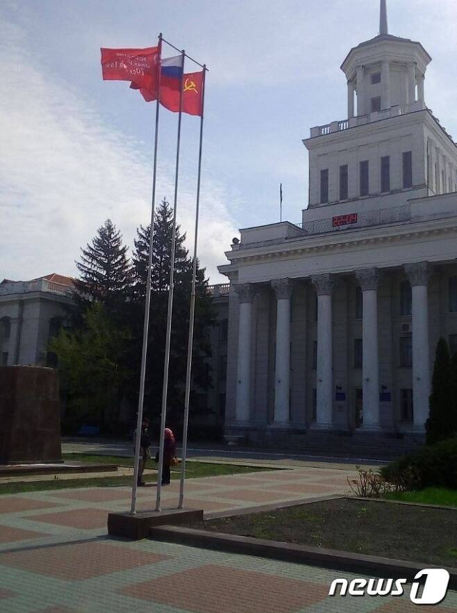우크라이나 남부 해안도시 헤르손에 걸려있는 러시아 국기.(트위터 갈무리)© 뉴스1