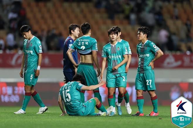 경남FC와 비긴 뒤 아쉬워하고 있는 대전 하나시티즌 선수들.(한국프로축구연맹 제공) © 뉴스1