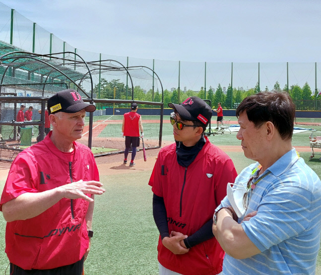 KBO 허구연 총재(오른쪽)이 14일 고양 국가대표야구장에서 SSG 스캇 플레처 총괄 코치의 이야기를 듣고 있다.