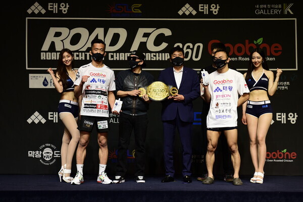 -65.5kg 페더급 챔피언 타이틀 매치의 박해진(왼쪽)과 김수철. 로드FC 제공