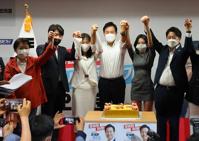 오세훈 국민의힘 서울시장 후보가 14일 오전 서울 중구 한국프레스센터에서 열린 오세훈 서울시장 후보 선거사무소 개소식에 참석해 이준석 대표 등과 만세를 부르고 있다. ⓒ뉴시스