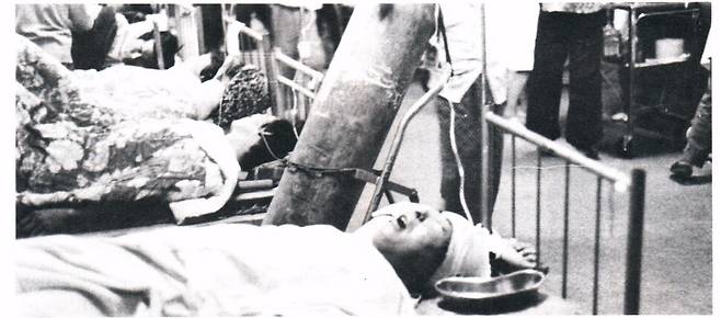 1980년 5월22일 광주 시내 병원마다 부상자들이 밀려든 가운데 전남대병원 옥외에 마련된 임시병상에 부상자들이 누워 있다. 데이비드 돌린저 촬영.