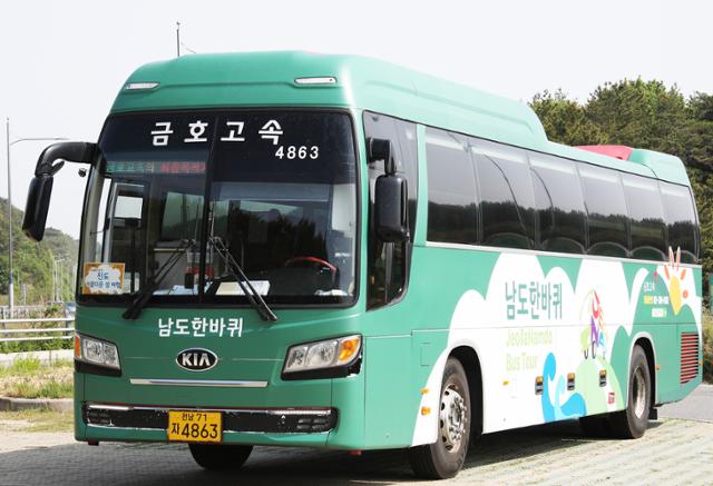 광주에서 전남 22개 지자체로 운행하는 ‘남도한바퀴’ 관광버스. ⓒ박준규