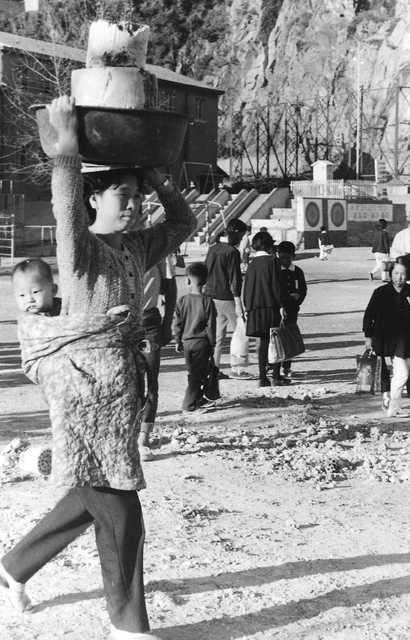 70년대 초반 거리에서 연탄재를 나르는 모습. 한국일보 자료사진