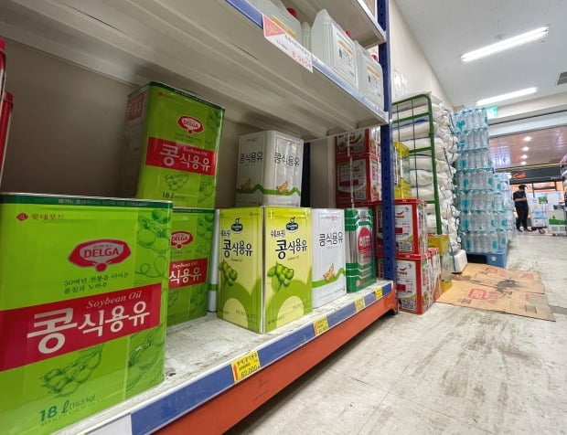 서울 시내 식자재 전문 마트의 식용유 판매대 모습. /연합뉴스