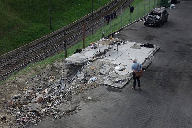 지난 3일 밤 러시아의 미사일 폭격을 받은 우크라이나 르비우의 자동차 정비소. 러시아는 해당 정비소 인근의 군사용 기차역을 노렸으나 오폭한 것으로 추정된다. 연합뉴스.