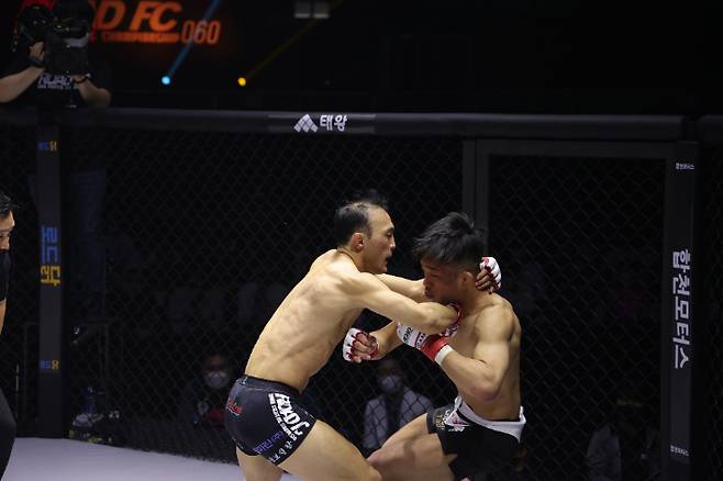 TKO 승리를 거머쥔 김수철(왼쪽). 로드FC 제공