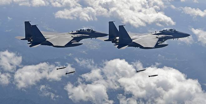 공군 F-15K 전투기들이 지상 표적에 폭탄을 투하하고 있다. 세계일보 자료사진