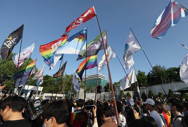 14일 성소수자차별반대 무지개행동이 서울 용산 대통령 집무실 인근 도로에서 행진을 벌이고 있다. 연합뉴스