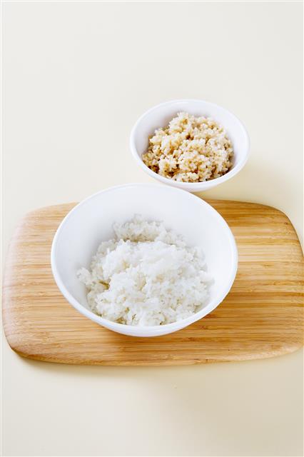 1. 흰밥과 현미밥에 각각 소금 간을 한다. 식성에 따라 참기름과 깨소금을 넣어도 된다.