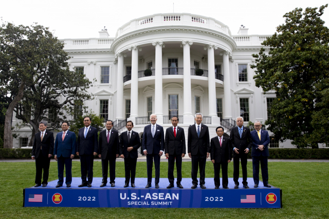 조 바이든(왼쪽 여섯 번째) 미국 대통령이 12일(현지 시간) 미국 워싱턴DC 백악관에서 미국을 방문한 동남아시아국가연합(ASEAN·아세안) 정상들과 연단에서 포즈를 취하고 있다. AP연합뉴스