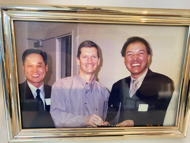 현 애플 CEO(최고경영자) 팀 쿡과 만난 이윤우 전 삼성전자 부회장. [이윤우]