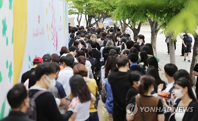5월의 녹음 아래 즐거운 음악축제 (서울=연합뉴스) 한종찬 기자 = 지난 13일 서울 송파구 올림픽공원 88잔디마당에서 열린 대규모 야외 대중음악축제 '뷰티풀 민트 라이프 2022'을 찾은 시민들이 입장하기 위해 줄을 서 있다. 2022.5.13 saba@yna.co.kr