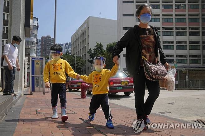 마스크를 쓰고 외출한 홍콩 어린이 [AP 연합뉴스 자료사진 자료사진]