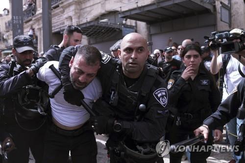 알자지라 기자 장례식에 참석한 팔레스타인인을 체포하는 이스라엘 경찰 [AP 연합뉴스 자료사진. 재판매 및 DB 금지]