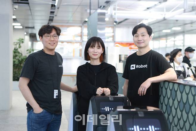 사진 오른쪽부터 네이버랩스 UX & HRI 디자인의 김석태 리더와 김가현, 조상영 연구원이 루키 로봇과 함께 포즈를 취하고 있다. (사진=네이버)
