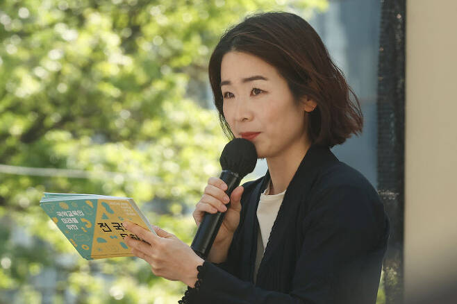 소리꾼 이자람이 15일 오후 서울 중구 청계광장에서 열린 국악교육의 미래를 위한 전 국악인 문화제에서 출연진 소개를 하고 있다(사진=연합뉴스).