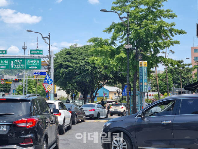 15일 오후 12시쯤 서울 용산구 삼각지역 인근에 국방부 청사로 가는 우회전 차량이 많아 교통혼잡이 발생하고 있다.(사진=조민정 기자)