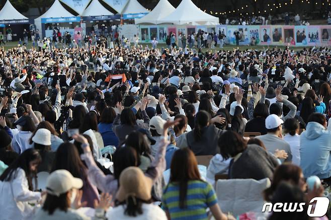 14일 오후 서울 송파구 올림픽공원 88잔디마당에서 열린 뷰티풀 민트 라이프에서 시민들이 공연을 즐기고 있다. 오는 15일까지 열리는 뷰티풀 민트 라이프에서는 다양한 아티스트들의 무대가 펼쳐지며 50인 이상이 모이는 실외 공연장이므로 마스크 착용이 의무화된다. 2022.5.14/뉴스1 © News1 신웅수 기자