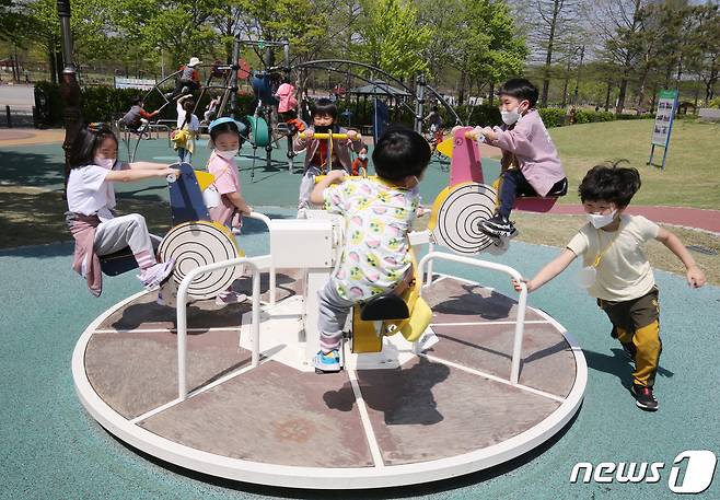 대전 서구 엑스포시민공원 놀이터에서 나들이 나온 아이들이 즐거운 시간을 보내고 있다.  © News1 김기태 기자