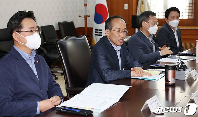 추경호 경제부총리 겸 기획재정부 장관이 15일 오후 서울 종로구 정부서울청사에서 열린 경제관계장관회의를 주재하고 있다. 2022.5.15/뉴스1 © News1 박지혜 기자