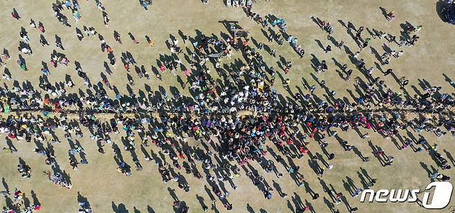 15일 충남 당진시 송악읍 기지시줄다리기박물관 일원에서 열린 기지시줄다리기 민속축제에서 참가자들이 줄다리기 준비를 하고 있다. 유네스코 인류무형문화유산인 기지시줄다리기는 물 윗마을과 물 아랫마을로 편을 나눠 수 천 명의 사람들이 길이 약 200미터, 무게 수 십 톤에 이르는 줄을 동시에 당긴다. 예부터 물 윗마을이 이기면 나라가 태평하고 물 아랫마을이 이기면 풍년이 든다는 속설이 있다. 2022.5.15/뉴스1 © News1 임세영 기자