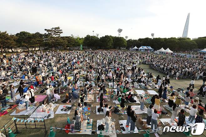 서울 송파구 올림픽공원 88잔디마당에서 열린 뷰티풀 민트 라이프에서 시민들이 공연을 즐기고 있다. © News1 신웅수 기자