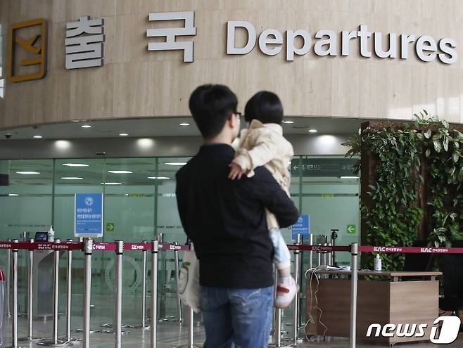 정부가 김포-하네다 노선을 재개되도록 조치하겠다고 밝힌 가운데 15일 서울 김포공항 국제선 출국장에서 시민들이 지나가고 있다.© News1 송원영 기자