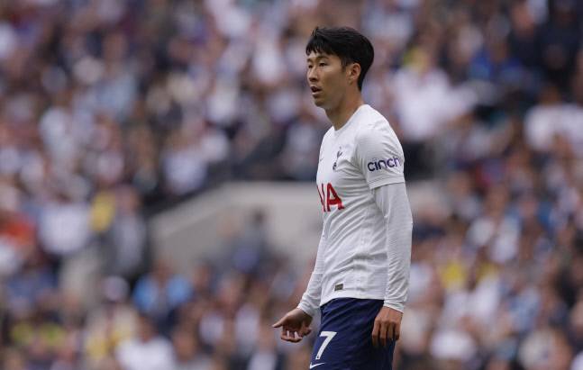 손흥민이 15일(한국시간) 열린 번리전에서 그라운드를 응시하고 있다 . 런던 | 로이터연합뉴스