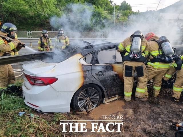 경북 경주에서 승용차가 가드레일을 들이받은 후 불이 나 1명이 숨졌다. /경북소방본부 제공