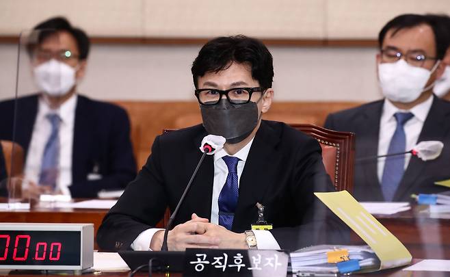 한동훈 법무부 장관 후보자가 9일 오후 국회 법제사법위원회 전체회의실에서 열린 인사청문회에서 의원들의 질문에 답변하고 있다. /뉴스1
