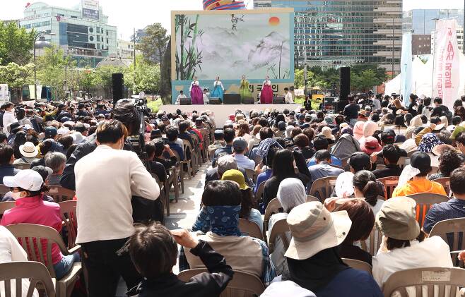 15일 오후 서울 중구 청계광장에서 열린 국악교육의 미래를 위한 전 국악인 문화제에서 참석자들이 국악 공연을 관람하고 있다. /연합뉴스