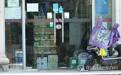 14일 코로나19 확산으로 48일째 봉쇄 중인 중국 상하이 창닝구의 한 슈퍼마켓이 폐쇄돼 있다. <상하이=연합뉴스>