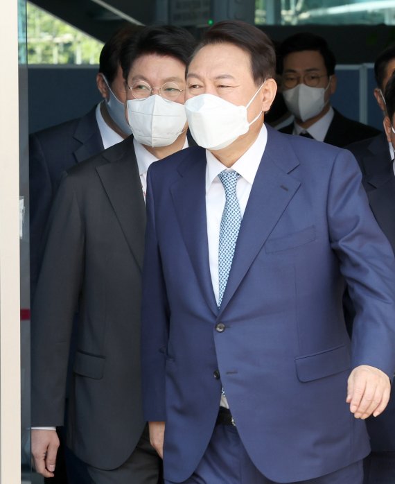 윤석열 대통령(오른쪽)과 장제원 국민의힘 의원. 사진=뉴스1화상