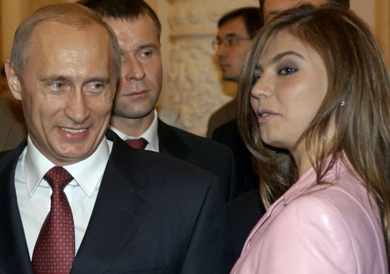 블라드미르 푸틴(왼쪽) 러시아 대통령과 그의 숨겨진 연인으로 알려진 전 체조선수 알리나 카바예바(오른쪽). /사진=AP뉴시스