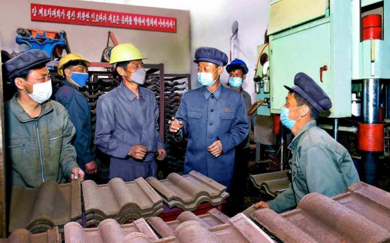 15일 북한 함경북도 청진슬레이트공장 노동자들이 마스크를 쓴 채 대화를 나누고 있다. 사진=노동신문 캡처