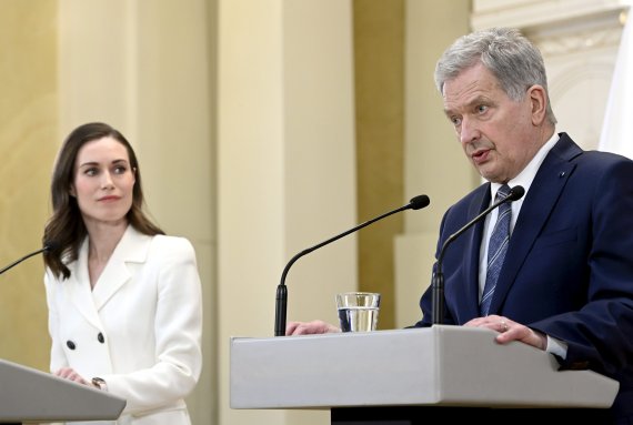 15일(현지시간) 핀란드의 사울리 니니스토 대통령(오른쪽)과 사나 마린 총리가 대통령궁에서 기자회견을 열고 나토가입 신청방침을 공식 발표하고 있다. 사진=뉴시스