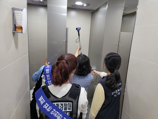 지하철경찰대원들이 지하철역 화장실에 불법촬영 장치가 설치돼 있진 않은지 확인하고 있다. 서울교통공사 제공