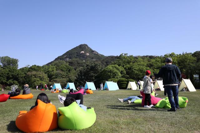 청와대 개방 후 첫 주말인 15일 오전 서울 종로구 청와대에서 시민들이 북악산을 바라보며 휴식을 취하고 있다. 뉴시스